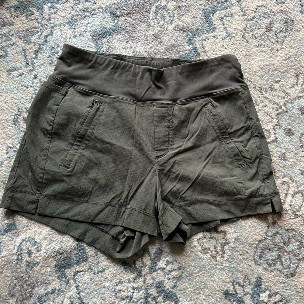 Athleta Trekkie North Short size 6